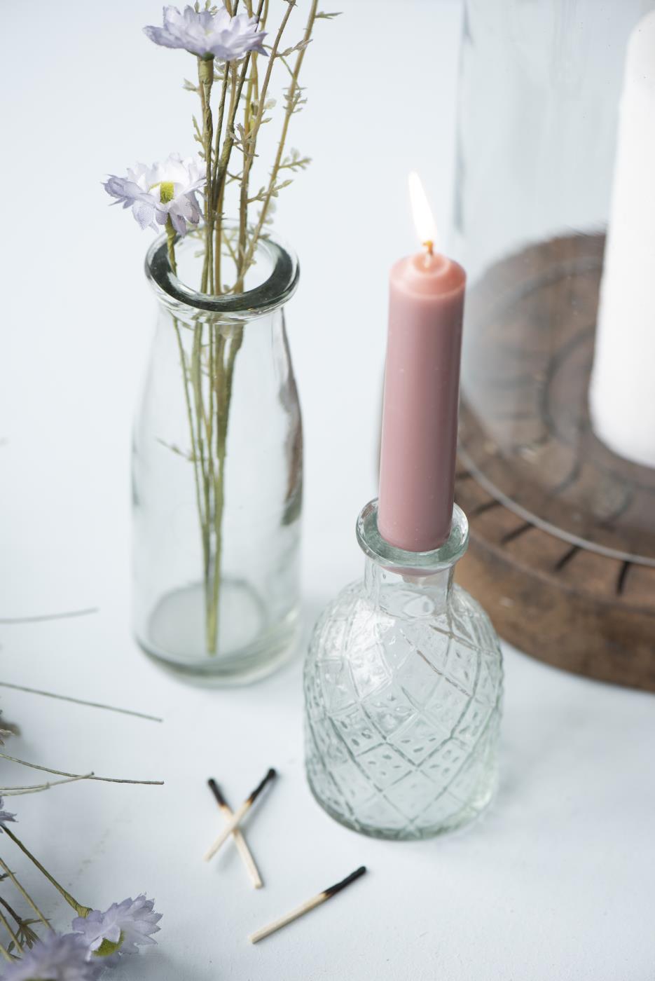 Apotekerglas som lysestage med harlekinmønster og rosa lys i fra Ib Laursen