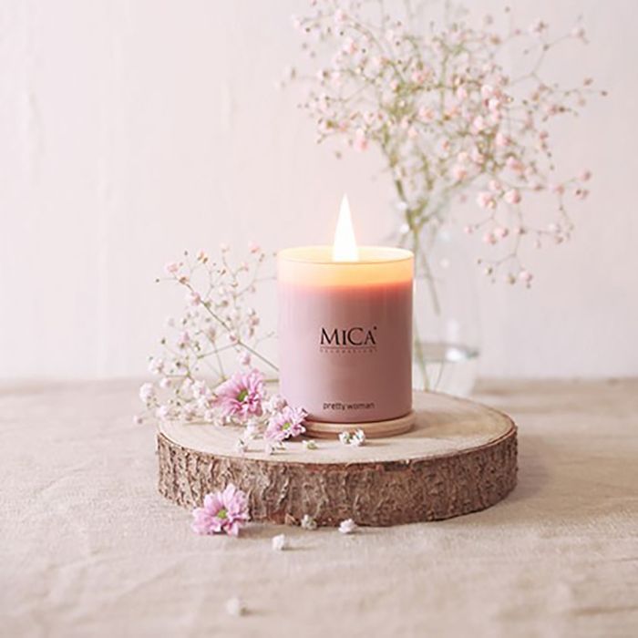 Tændt Mica duftlys pretty woman på træskive