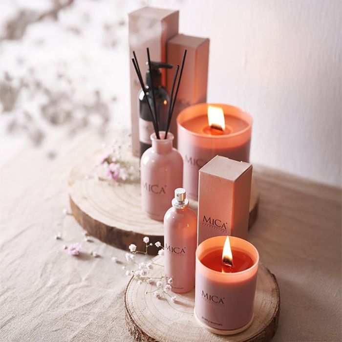 Mica duftlys pretty woman i lyserødt glas med andre produkter i samme serie