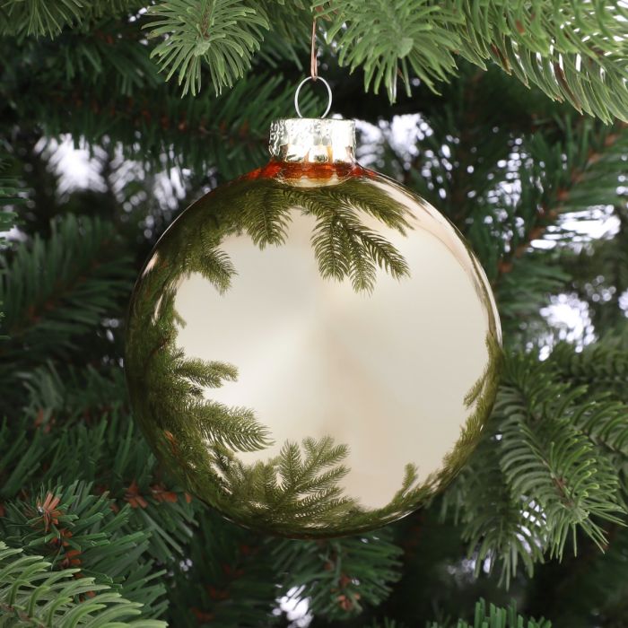 Julekugle i glas i gylden farve med spejlende overflade. Giver juletræet varme og et eksklusivt skær.