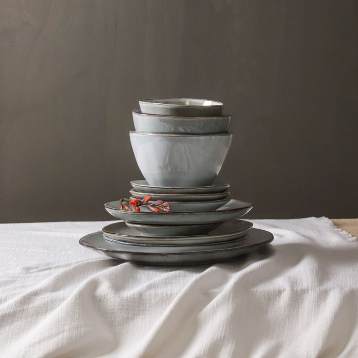 Tabo servicesæt i lysegrå stablet med orange blomst