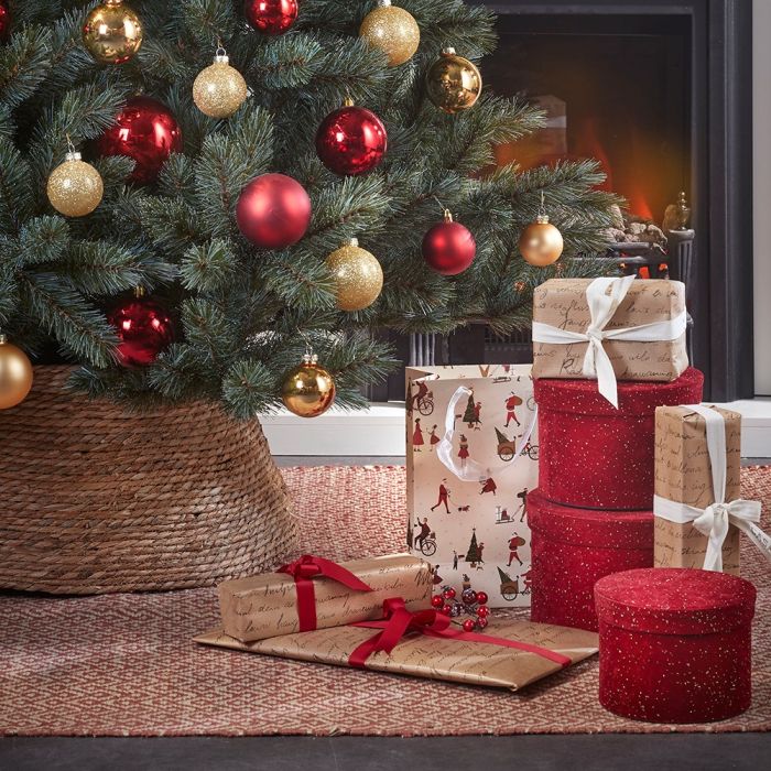 3 runde røde opbevaringskasser under juletræ med pakker