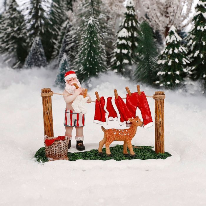 vasketøjskuren og et dådyr står ved ham. En sød figur til julelandskabet fra Luville.