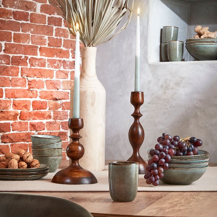 Tabo grøn stentøj på bord med levende lys