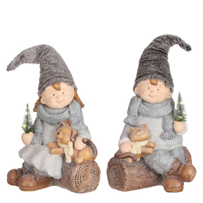 Vinterbørn siddende på træstamme