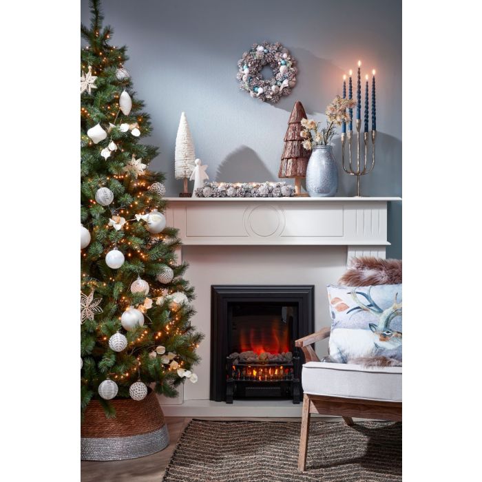 Adventsstage med hvide kogler og blå pynt