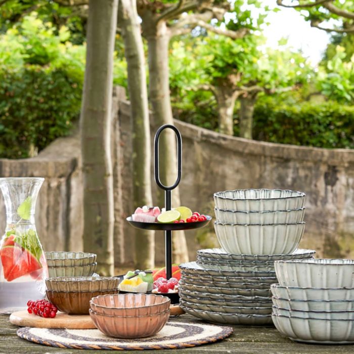 Serien af Corfu produkter på et bord udendørs