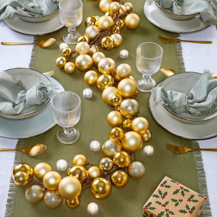 Guirlande med 68 guldfarvede julekugler