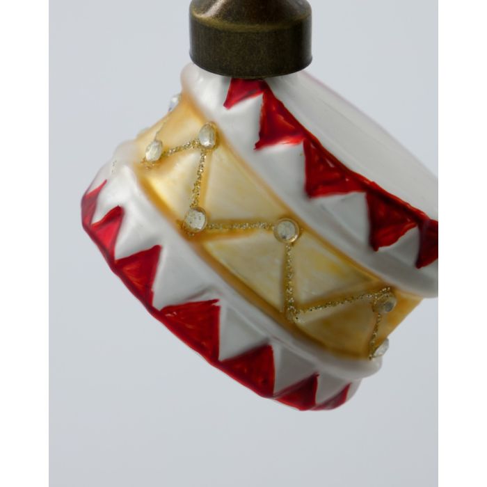 Julekugle formet som tromme set tæt på