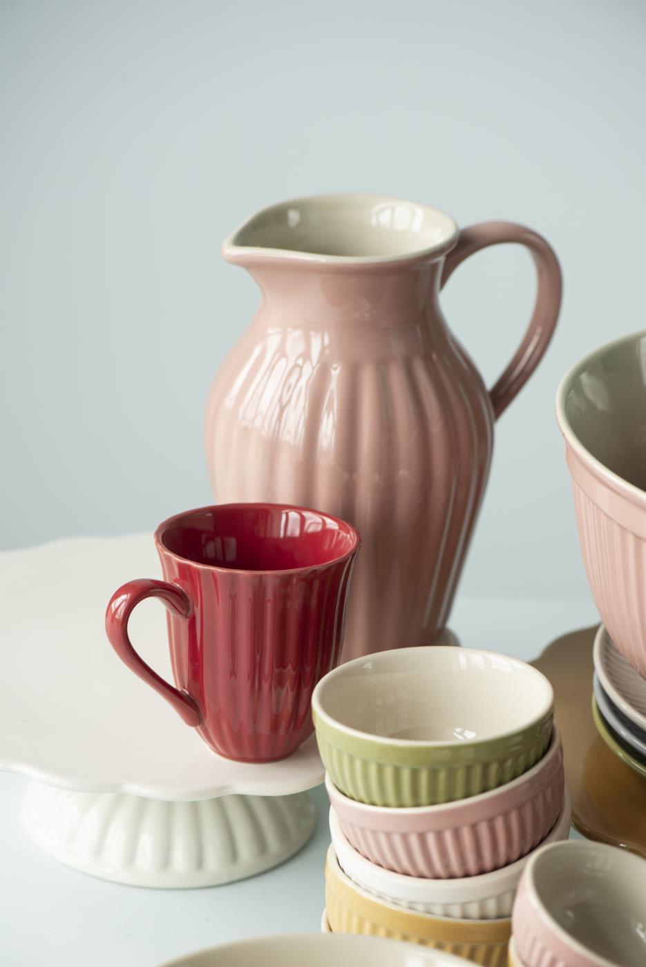 Mugg med räfflor från Ib Laursens Mynte-serie i Strawberry röd tillsammans med flerfärgad servis från serien