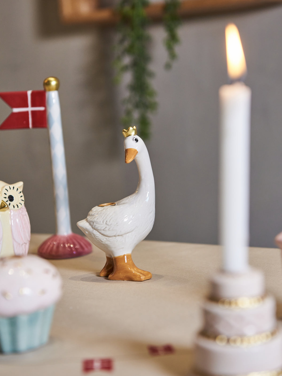 Ljusstake för kronljus formad som en gås på ett födelsedagsbord