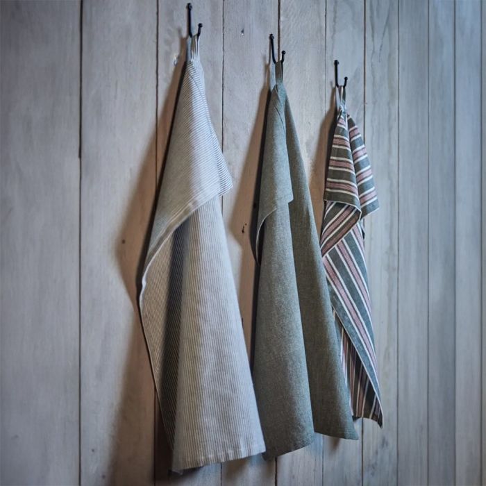 3 Speedtsberg viskestykke ophængt i strop på en grå væg