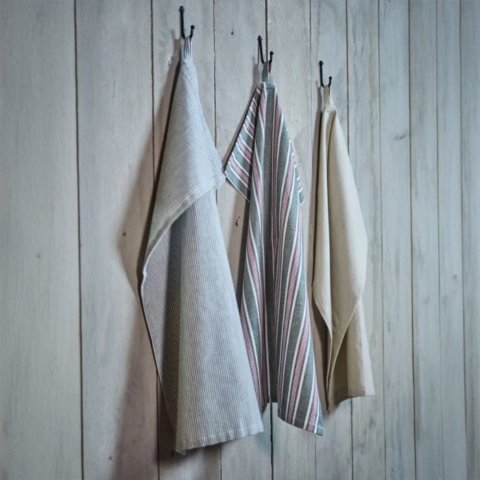 Stribet viskestykke grøn/hvid/rød hængende sammen med to andre viskestykker