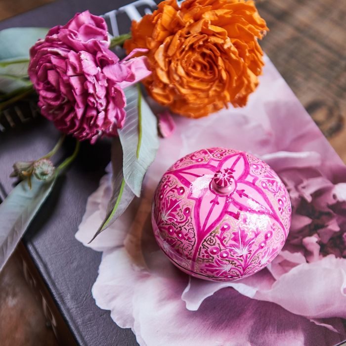 Speedstberg opbevaringsæske udformet som bog med lyserød blomst med blomster ovenpå