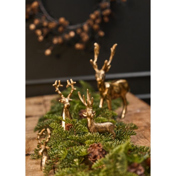 Rådyr og elge i guldfarvet aluminium blandt gran og kogler.