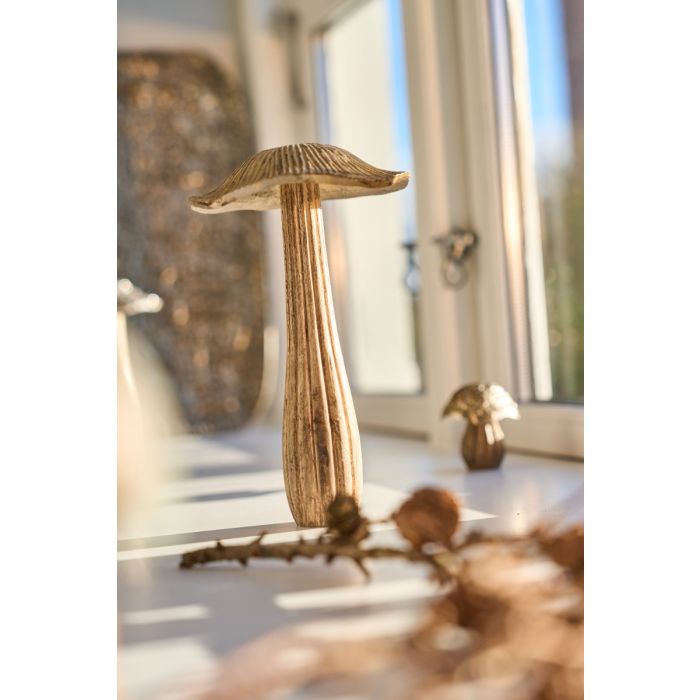 Svamp i træ og metal stående i vindueskarm.