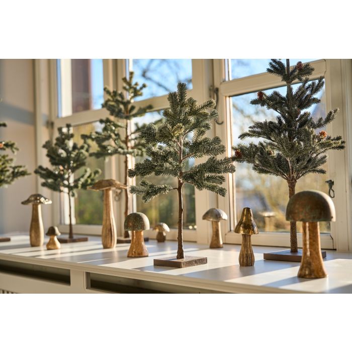 Svampe og opstammede grantræer som dekoration i vindueskarm.