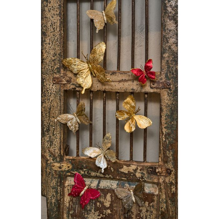 Sommerfugle pynter en metallåge.