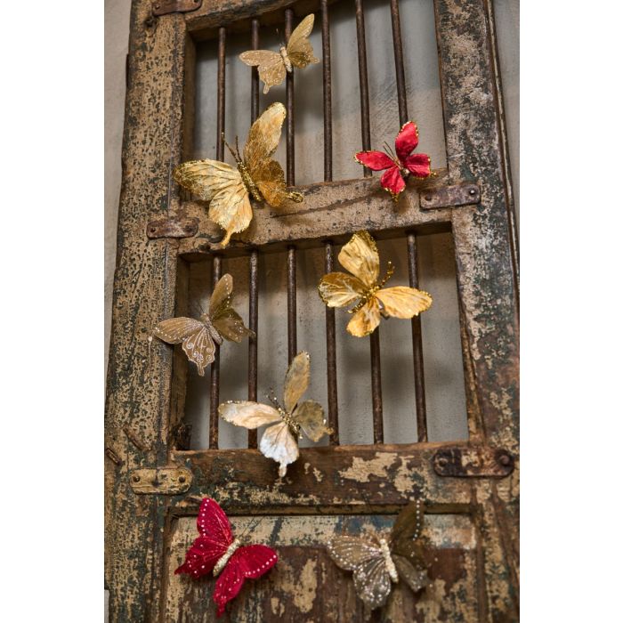 Sommerfugle pynter gammel metallåge.