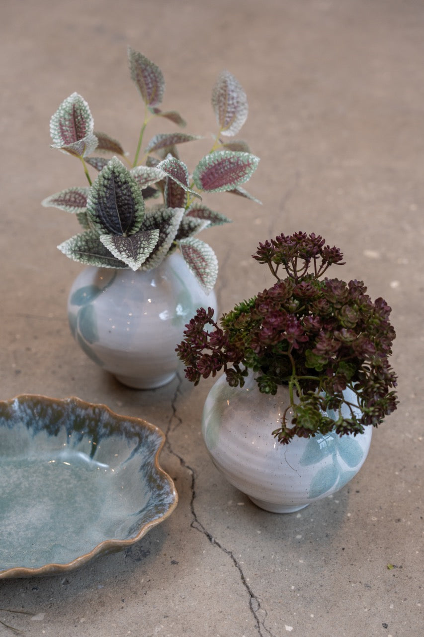 To keramikkrukker med to lave buketter af bladgrene fra Speedtsberg