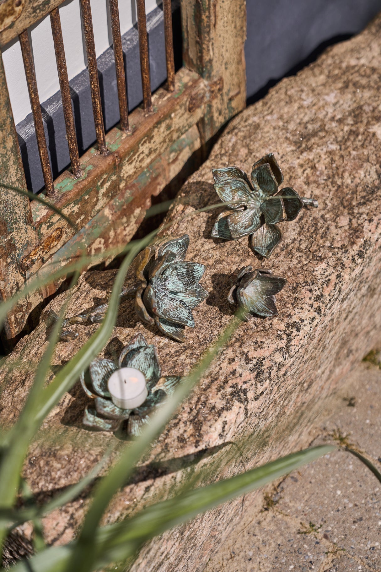 Bænk hvorpå der ligger blomster i metal