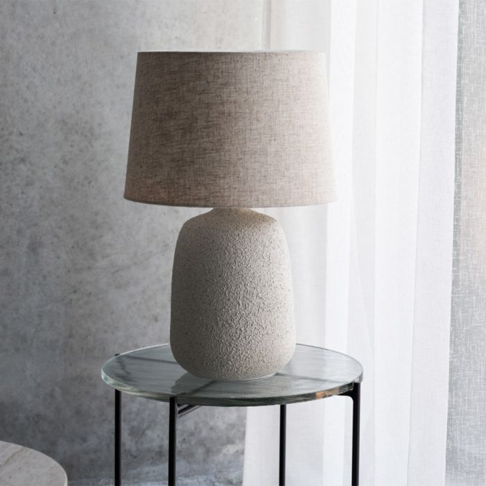 House Doctor Bordlampe Tana stående på et lille bord