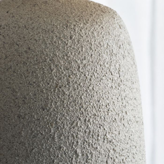 Foden på Tana Bordlampe fra House Doctor set meget tæt på