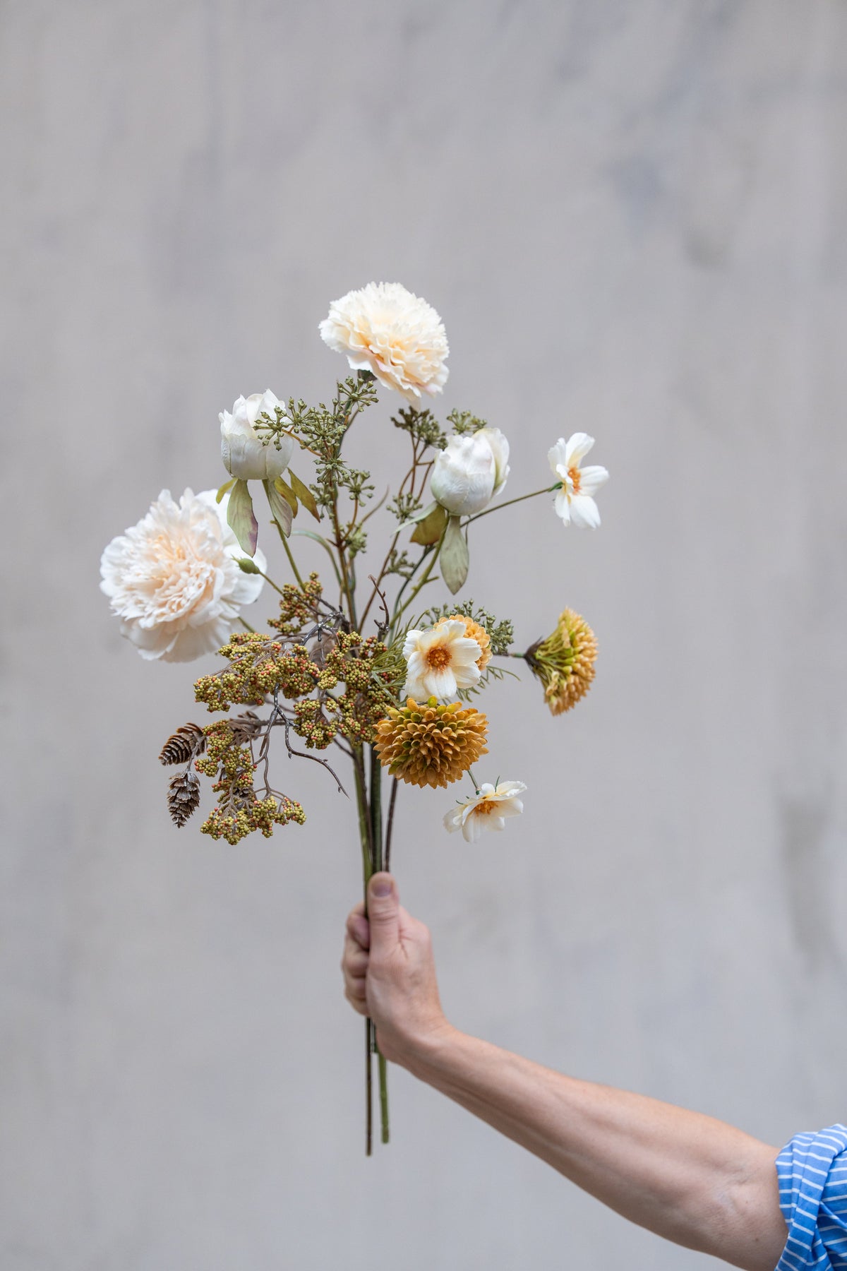 Bukett med konstgjorda blommor och kottekvist från Speedtsberg