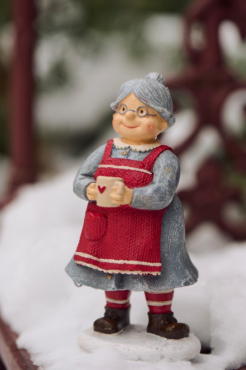 Ribenisserne Julemandens kone fra Ib Laursen stående i sneen