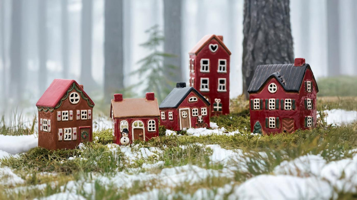 Keramikhuse fra Ib Laursens Stillenat serie stående på bund af mos med sne