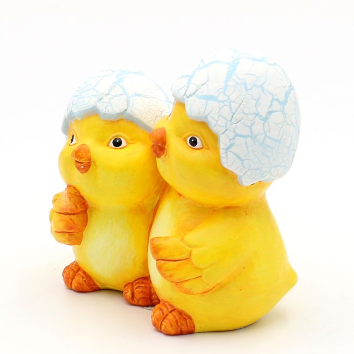 Kyllingepar med æggeskaller på hovedet