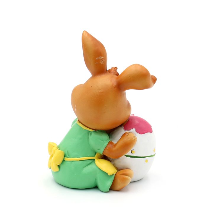 Påskeharerne maler påskeæg