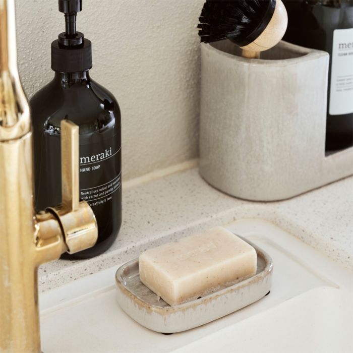 Meraki Datura sæbeholder i stentøj ved køkkenvasken