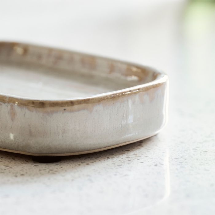 Meraki Datura sæbeholder i stentøj i farven shellish grey set fra siden af