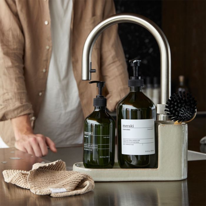 Meraki Datura børste og sæbeholder i shellish grey med to flasker og en opvaskebørste i