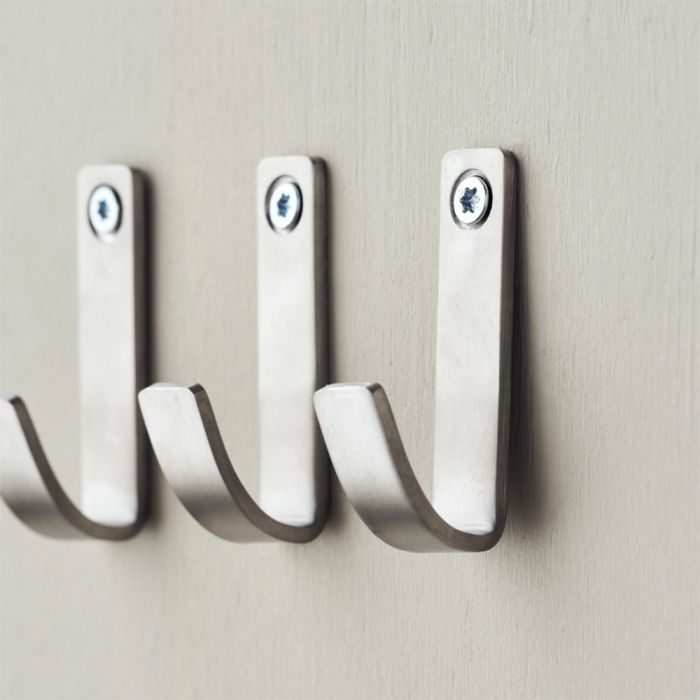 Meraki Knager i børstet stål med sølvfinish hængende på væg