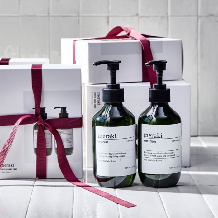 Gaveæske Meraki med håndsæbe og håndlotion med gavebånd om og to flasker