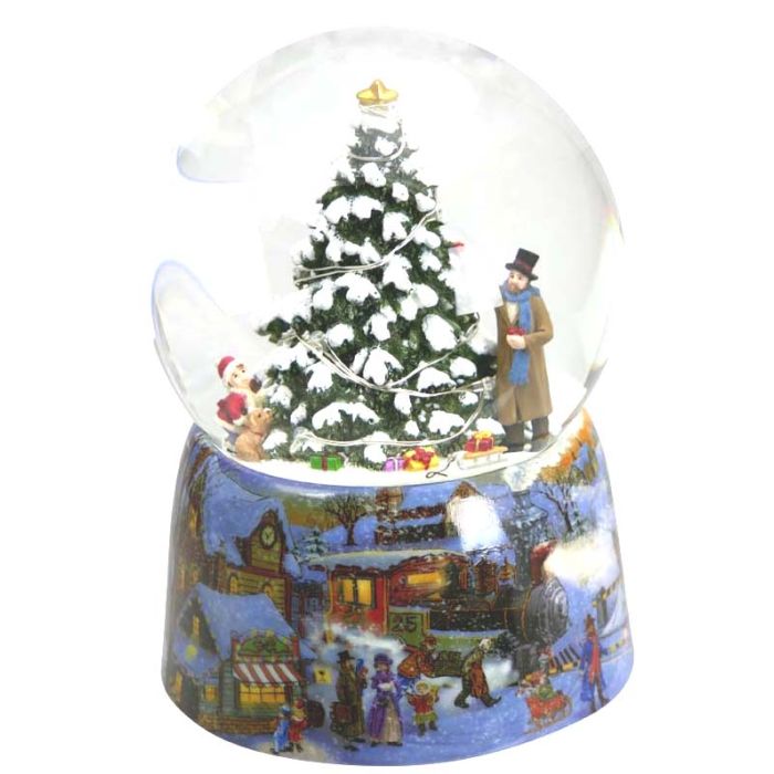 Snekugle med lys på træet