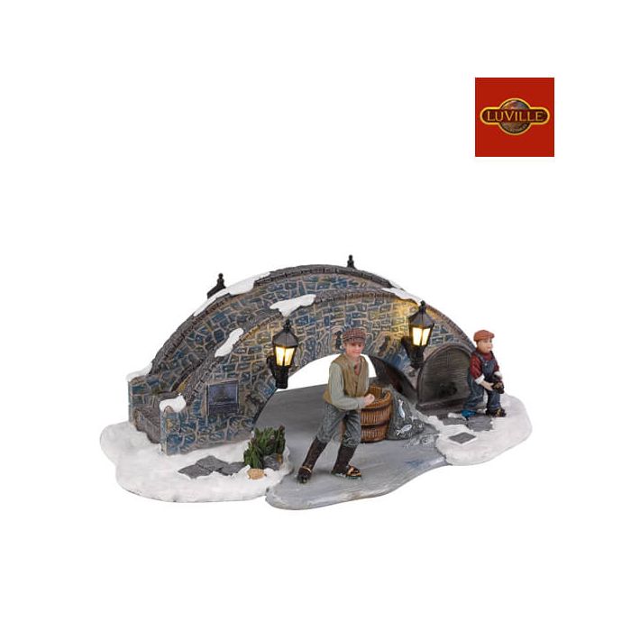 Luville Bro med lys og skøjteløbere