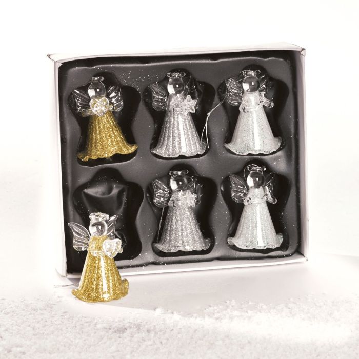 Engle i glas. To i guld, to i sølv og 2 hvide engle. Kjolerne er i farverne, mens englenes vinger, ansigt, arme og glorie er i klart glas. Hver farve engel holder en juleting i hænderne. Med snor til ophængning fra Pobra.