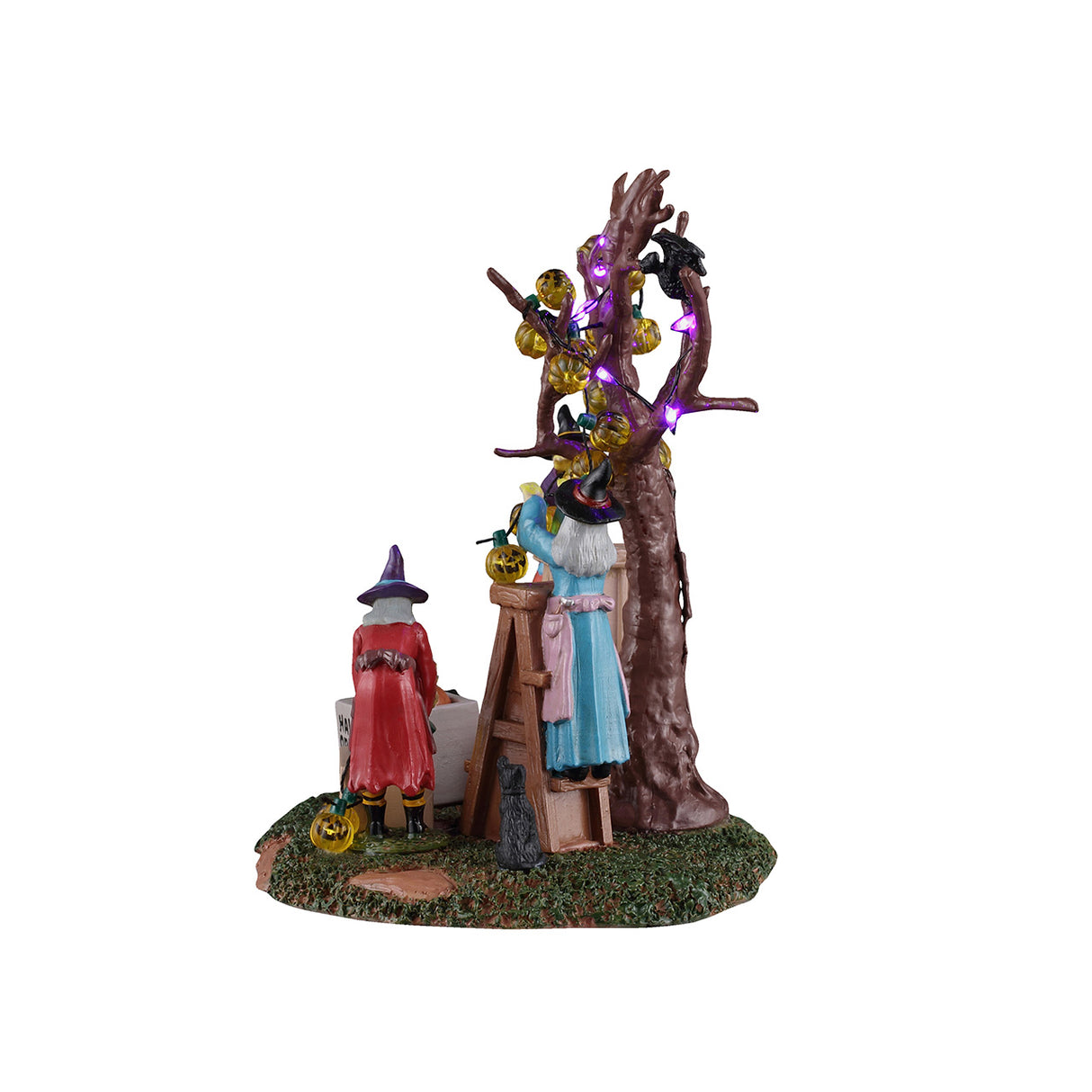 Decorating The Spooky Tree med hekse, der pynter op med lys til Halloween fra Lemax