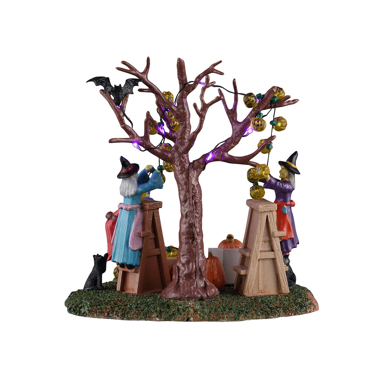 Decorating The Spooky Tree med hekse, der pynter op til Halloween fra Lemax set bagfra