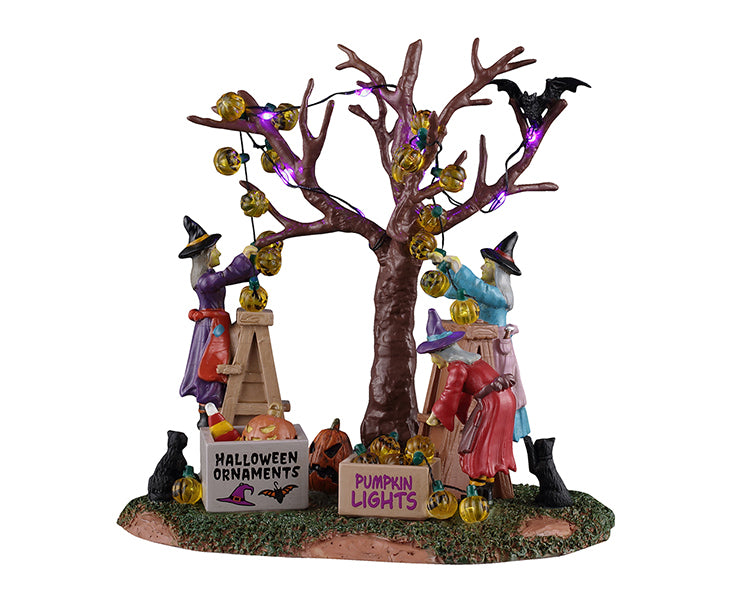 Decorating The Spooky Tree med hekse, der pynter op til Halloween fra Lemax