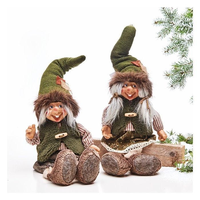 Siddende troldenisser med tøj i skovfarver fra Pobra.