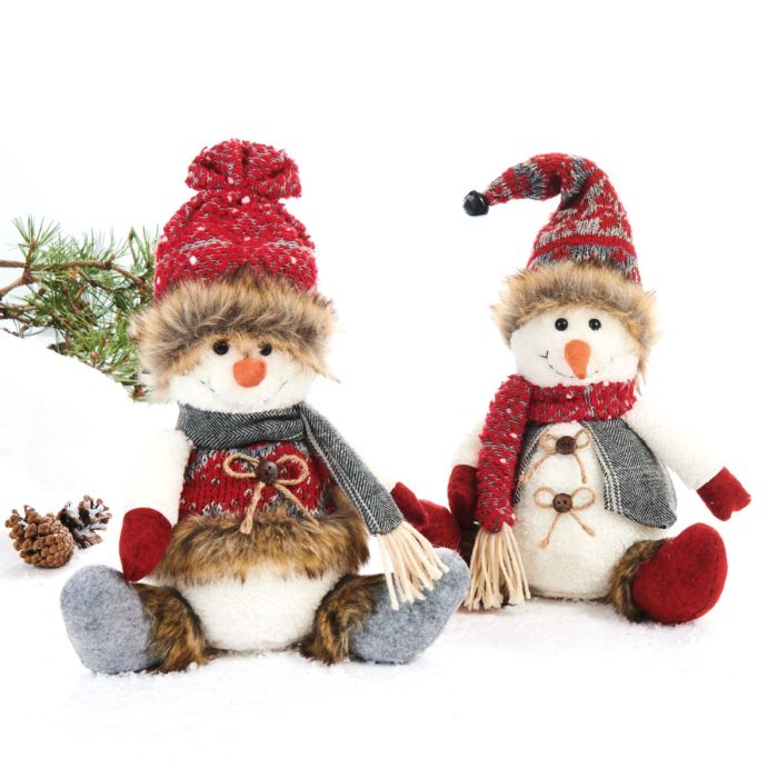 Siddende snemand med fint tøj