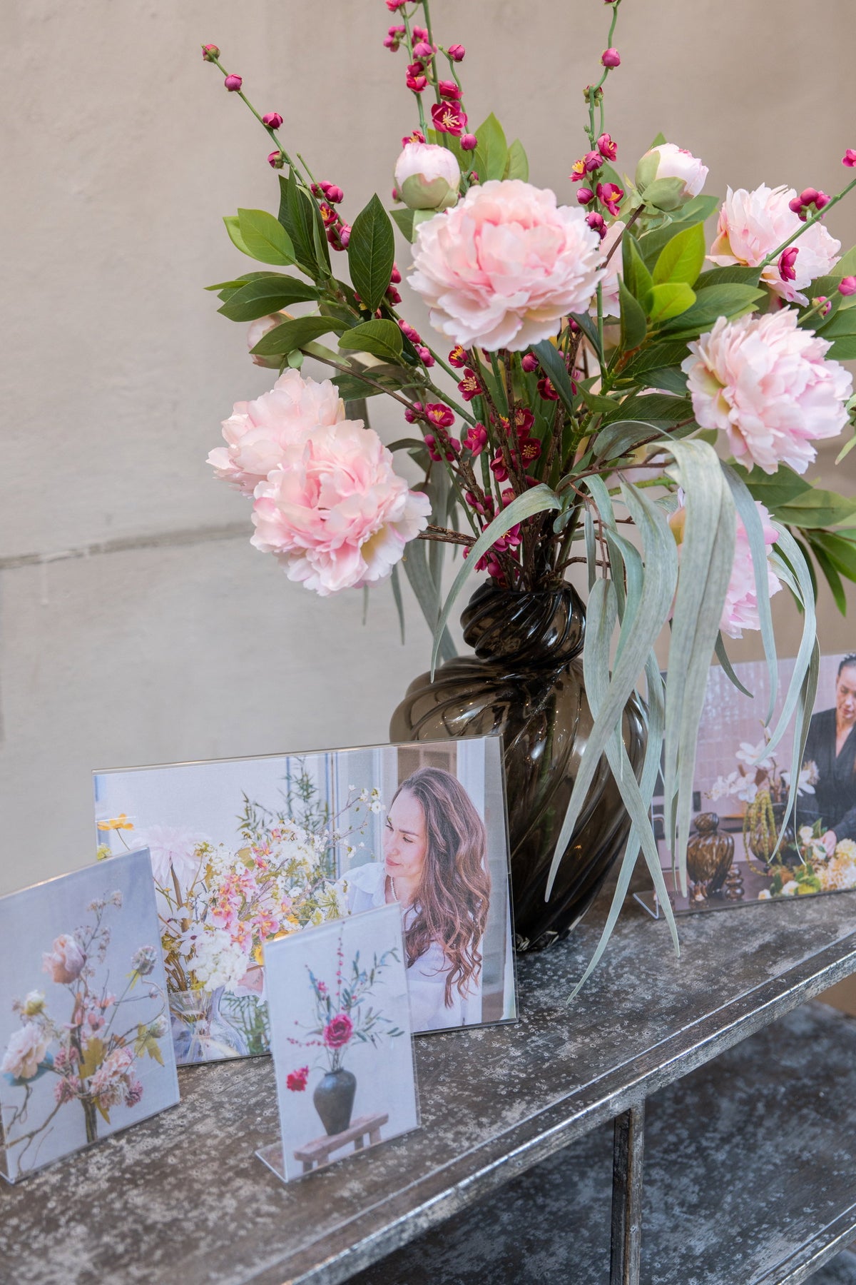 Billedramme fra Speedtsberg som en del af en dekorativ opstilling på en kommode med lyserøde blomster i en vase