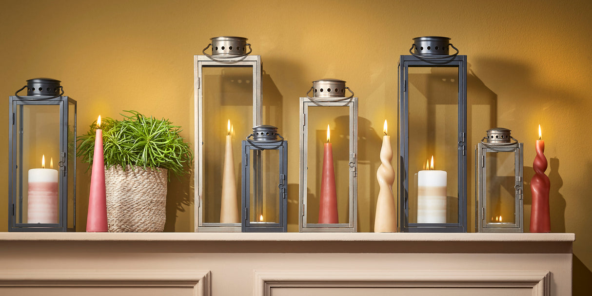 Lanterner og stearinlys fra Mica Decorations stående på hylde