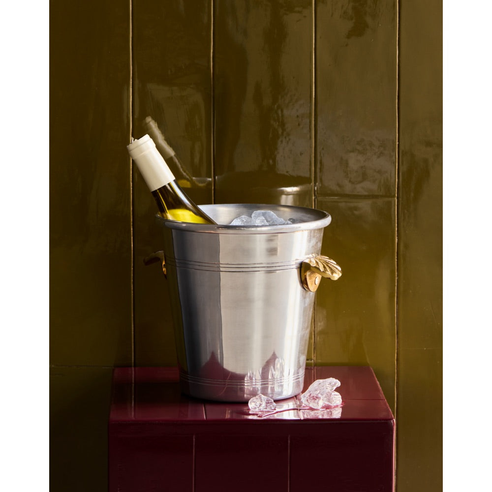 Vinkøler fra House Doctor i antik sølvfinish med en flaske vin i