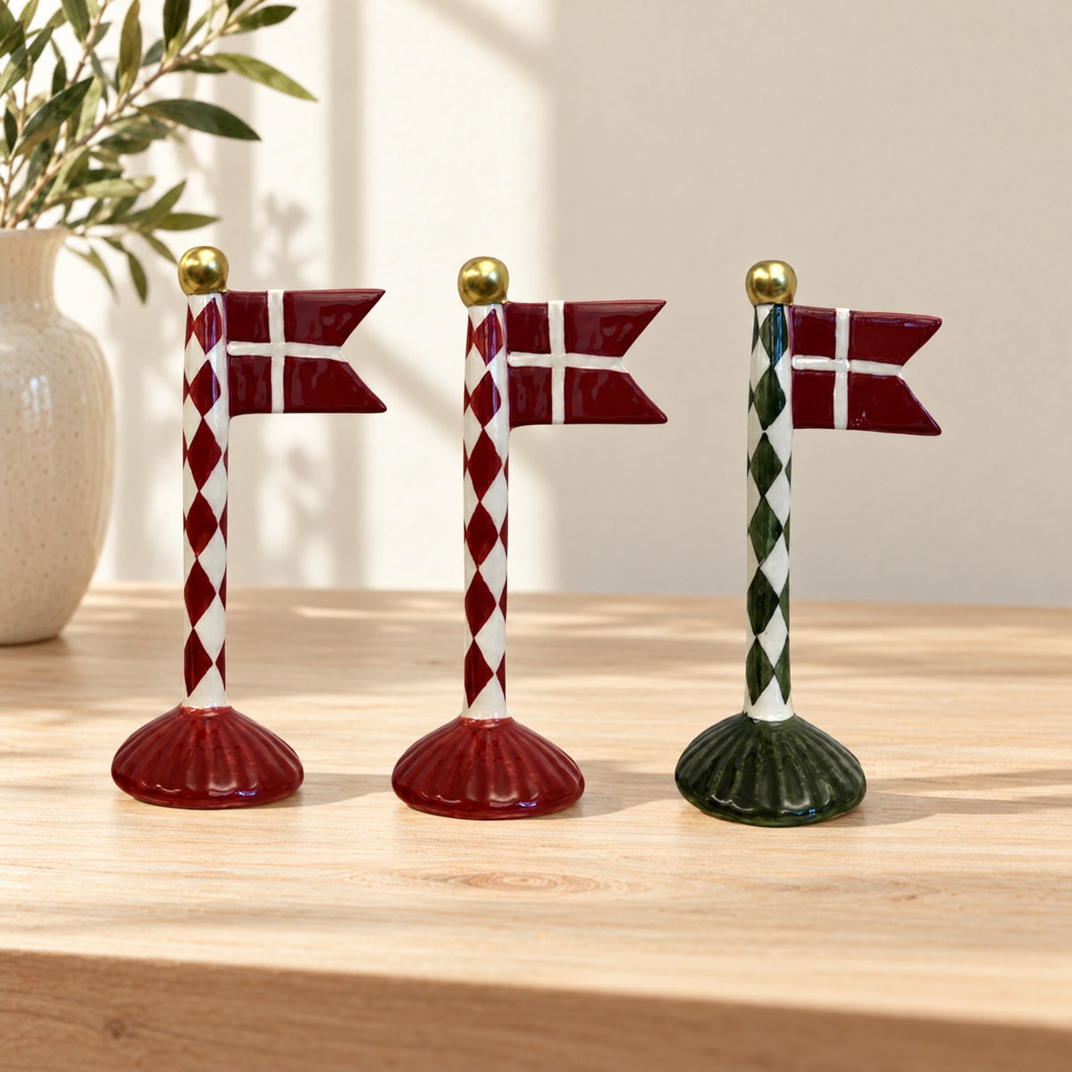 Flaggstång med spetsig flagga 19 cm hög med harlekinmönster