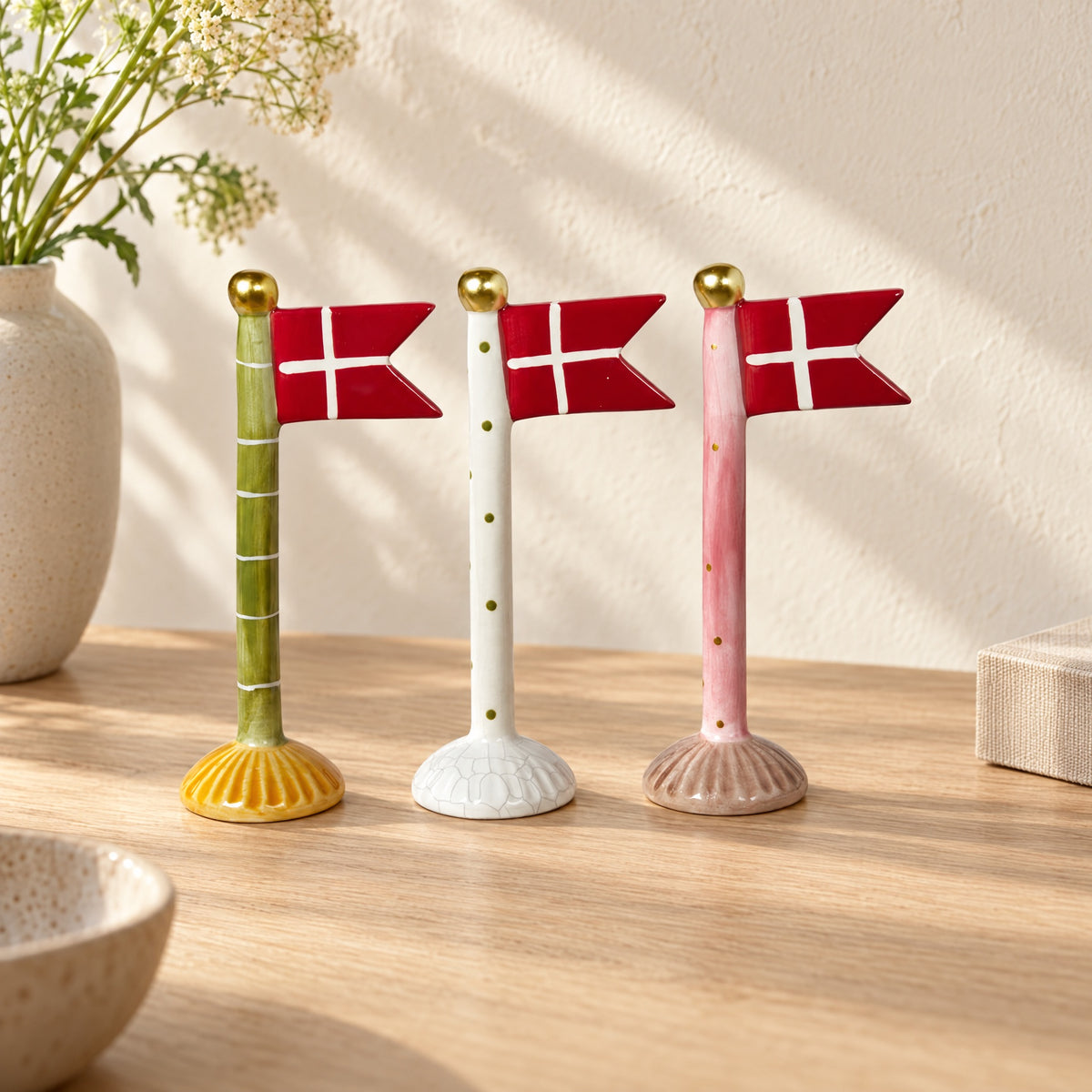 Födelsedagsflagga i keramik 19 cm hög